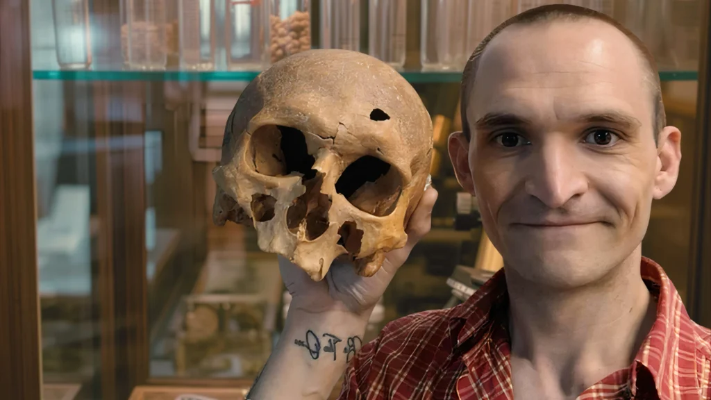 Tarnóczi Bence emberi koponyát mutat be a biológiai magántanár érettségi felkészítőhöz